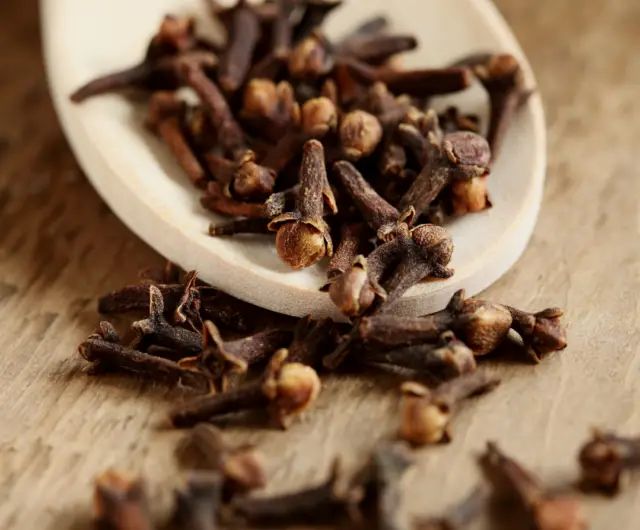 6 Reasons to Chew Cloves After Meals